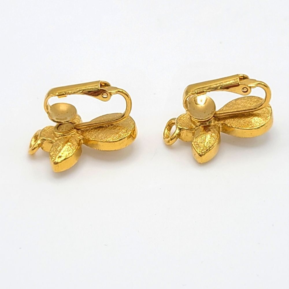 Avon Angel faux pearl  goldtone clip on earrings - Picture 3 of 3